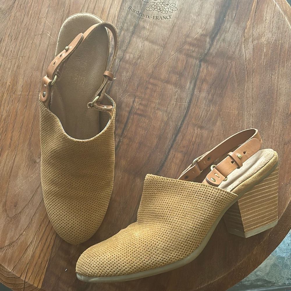 Aerosols tan heeled sandal